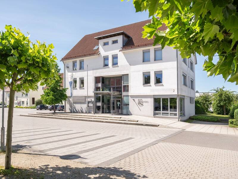 Rathaus Burgrieden von außen, im Vordergrund Platanenzweige